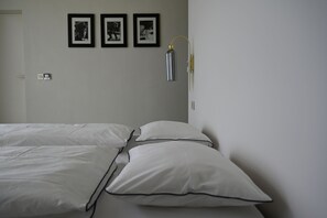 4 bedrooms, desk, WiFi, bed sheets