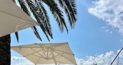 Traumhaftes Steinhaus am Meer: Luxus mit Infinity-Pool und Panoramablick