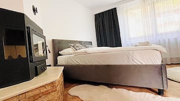 4 bedrooms, iron/ironing board, WiFi