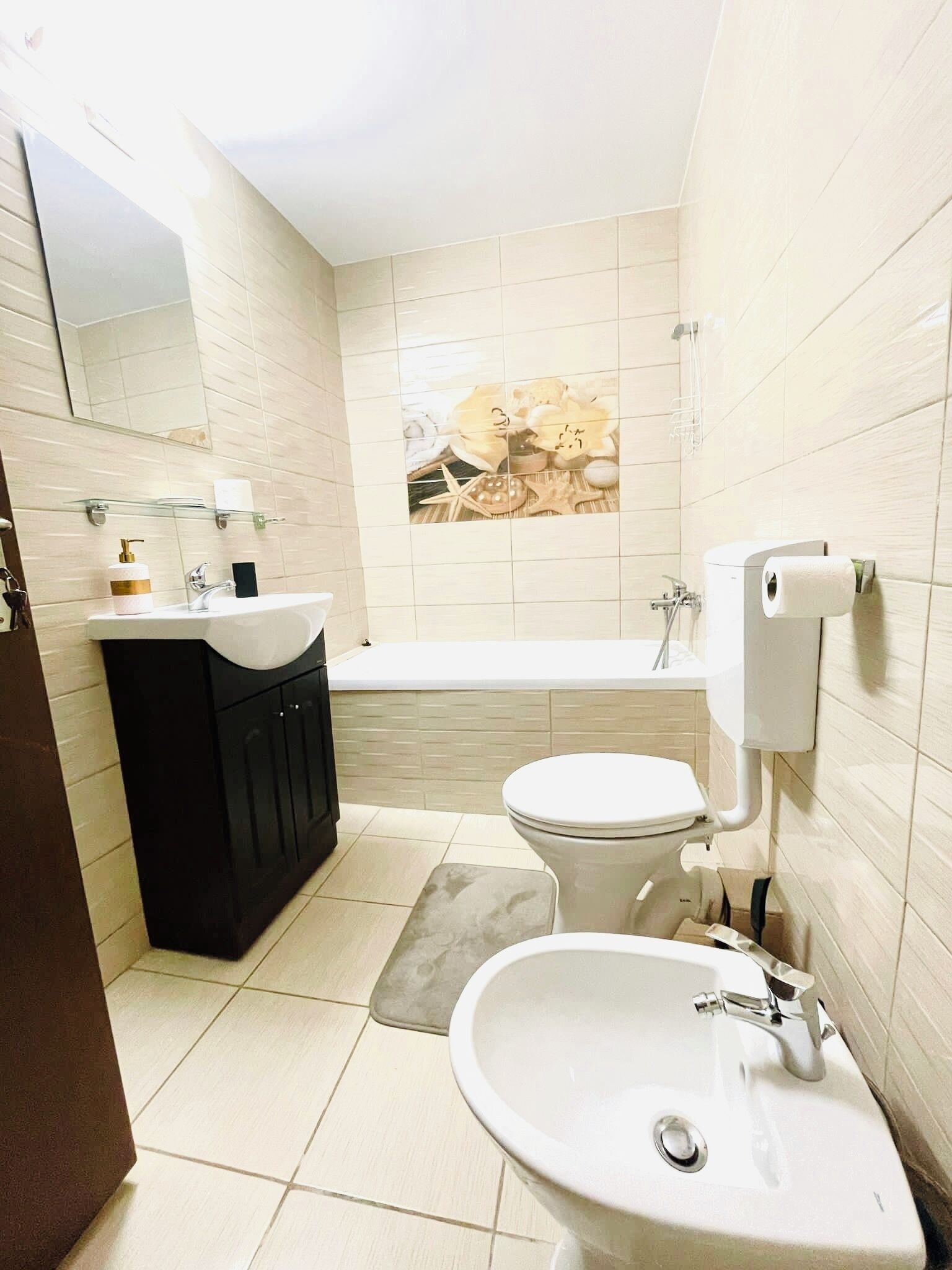 Secador de pelo, toallas, jabón y papel higiénico