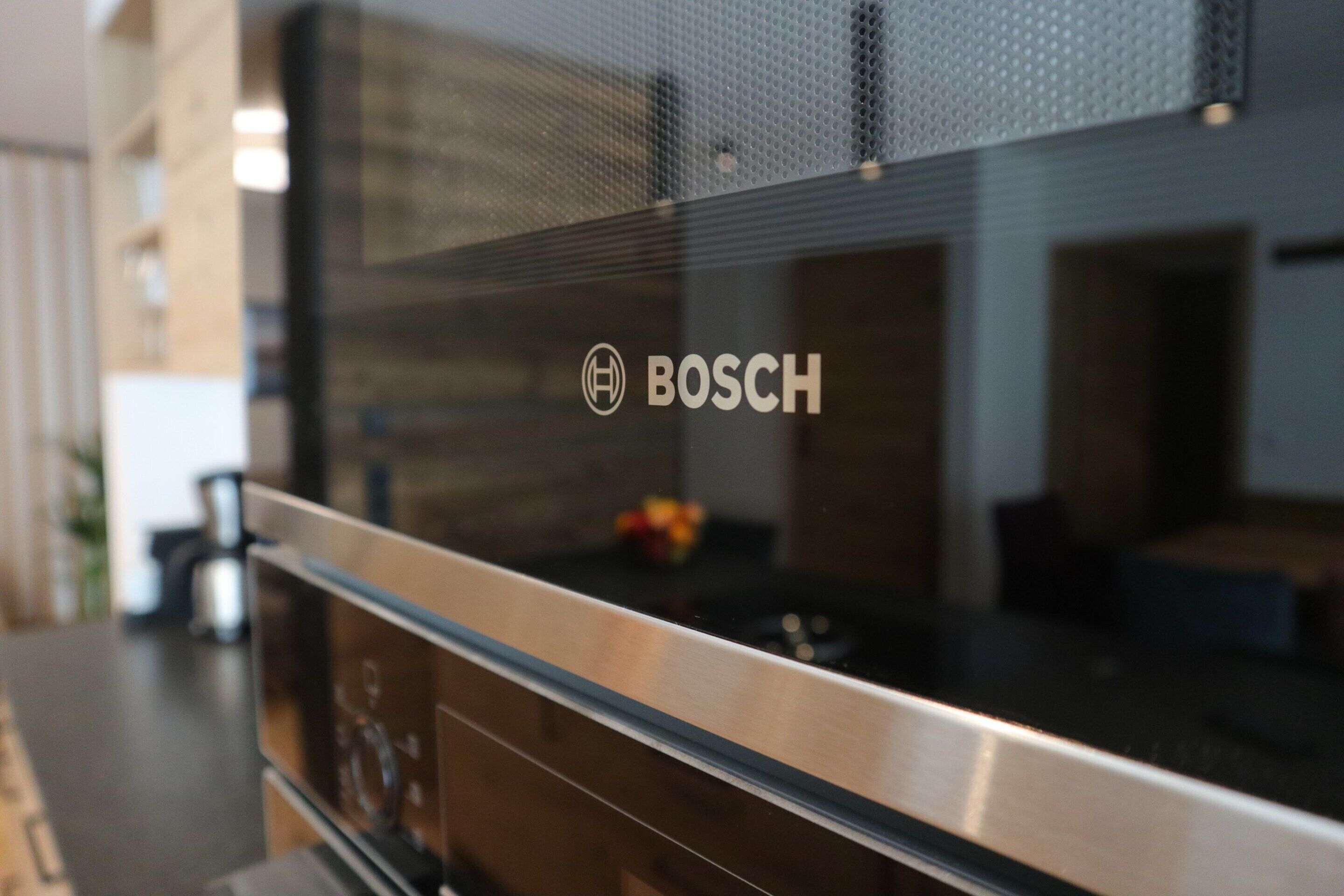 Een keuken met een Bosch logo op de koelkast.