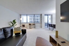 Living area - Modern Apt Near Airport & Metro (Arlington)