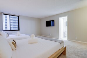 2 bedrooms, premium bedding, blackout curtains, iron/ironing board - Modern Apt Near Airport & Metro (Arlington)