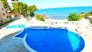 A large outdoor swimming pool with a view of the sea. - Comfortable house 100m from the wild beaches of Peniscola Sud. Pets allowed (VC)