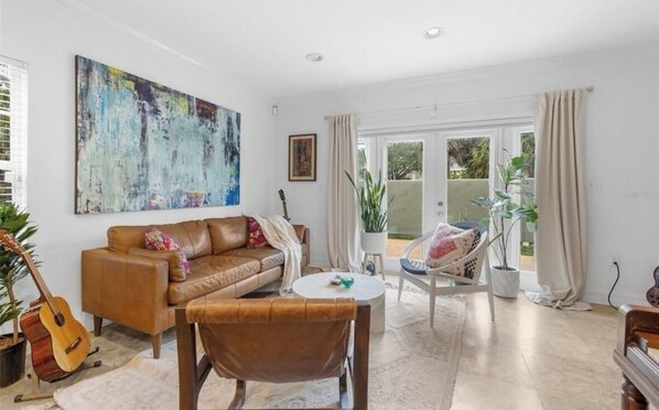 Living area - Luxury 2-bedroom townhome two blocks from Bayshore Blvd. minutes from Downtown (Tampa)