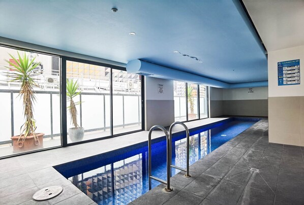 Pool - Huge 2-floor Apartment + Parking in Melbourne (Melbourne)