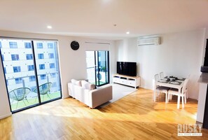 Smart TV - Huge 2-floor Apartment + Parking in Melbourne (Melbourne)