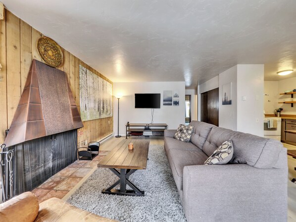 TV connectée, lecteur de DVD, livres