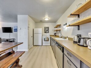 Kühlschrank, Mikrowelle, Ofen, Herdplatte