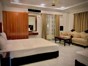 Deluxe Double Room, City View - Bless Inn & Restaurant (Rawalpindi)