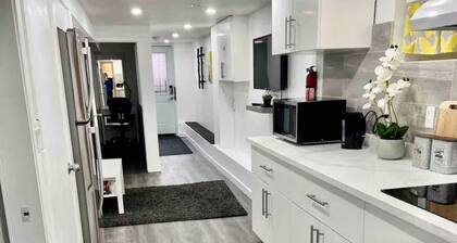 Stylish 1 Bedroom Apartment close to Bloor West Village