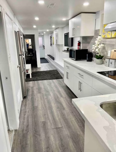 Stylish 1 Bedroom Apartment close to Bloor West Village