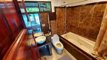 Habitación triple familiar, vistas a la laguna | Baño | Artículos de higiene personal gratuitos, secador de pelo y toallas
