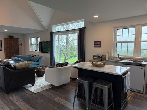 Beautiful new studio with amazing views - peaceful but close to everything!