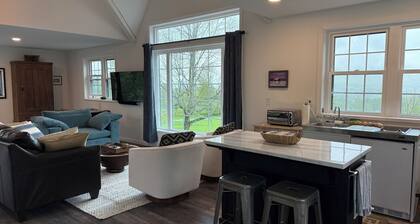 Beautiful new studio with amazing views - peaceful but close to everything!