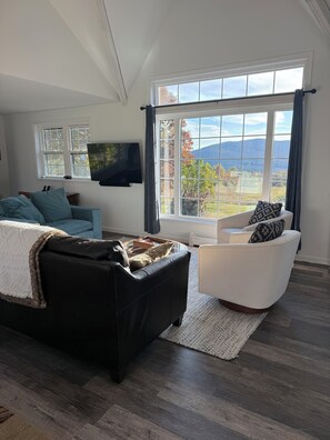 Smart TV - Beautiful new studio with amazing views - peaceful but close to everything! (Weston)