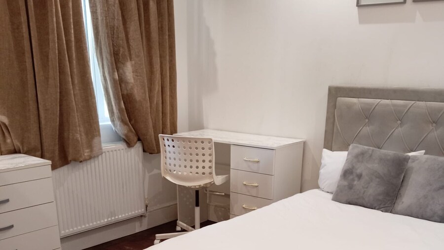 Luton Excellent 1 bed Apartment With Living Room