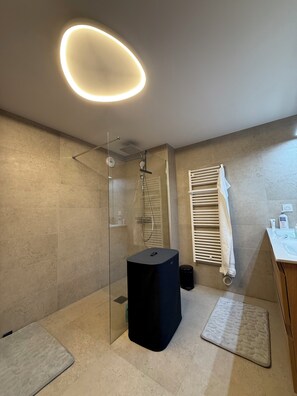 Douche, sĂšche-cheveux, serviettes fournies, savon