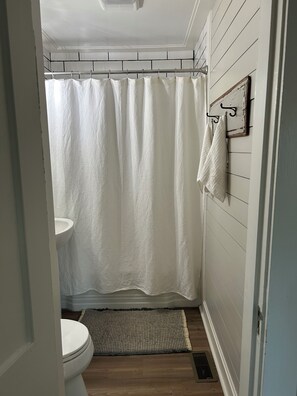 Séchoir à cheveux, serviettes fournies, savon, shampooing