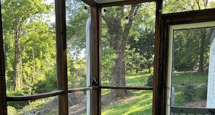 The Finch Cottage
Charming 2-bedroom cottage Historical District Mount Airy