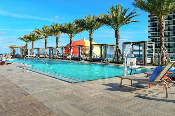 Piscine extérieure, cabanas gratuites, parasols