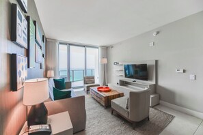 Appartement Deluxe, vue partielle sur la mer | Aire de séjour | Téléviseur connecté de 50 po avec télévision par câble