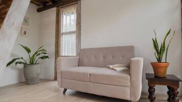 Villa Prestigio, vista al jardín | Área de sala de estar | Libros y videoteca