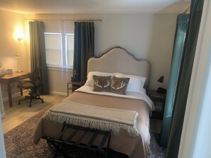 2 bedrooms, desk, free WiFi, bed sheets - Charming 2-bedroom home in quaint Newfield with WiFi (Newfield)