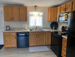Fridge, microwave, oven, stovetop - Charming 2-bedroom home in quaint Newfield with WiFi (Newfield)