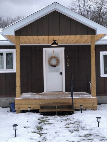 Charming 2-bedroom home in quaint Newfield with WiFi