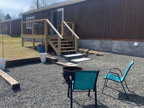 Terrace/patio - Charming 2-bedroom home in quaint Newfield with WiFi (Newfield)