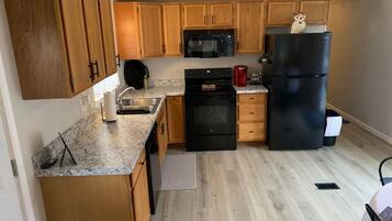 冰箱、微波炉、烤箱、炉灶