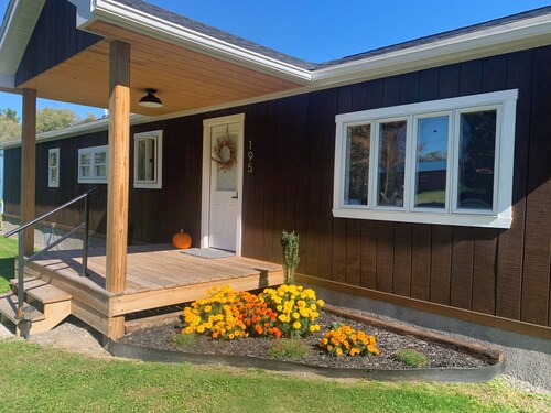 Charming 2-bedroom home in quaint Newfield with WiFi