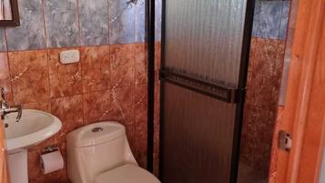 Een douche, handdoeken, zeep, shampoo