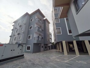 Exterior - Cozy 1-Bedroom Retreat with WiFi, AC – Kings View Apartments (Achimota)