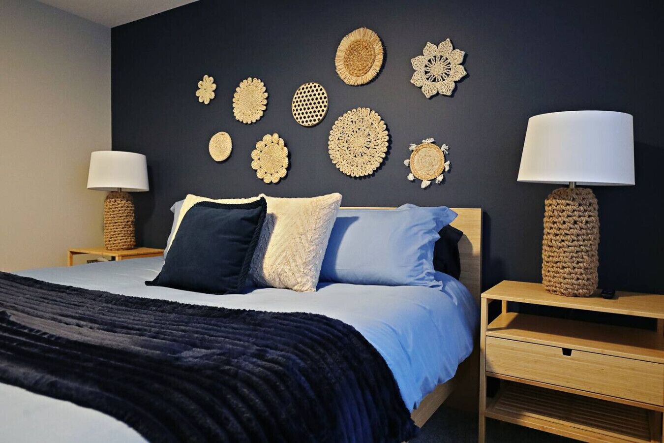 5 slaapkamers, een bureau, een strijkplank/strijkijzer, reisbedje