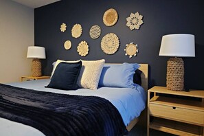 5 bedrooms, desk, iron/ironing board, travel crib