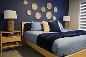 5 bedrooms, desk, iron/ironing board, travel cot - Edgemont Retreat | AC | WEM | River Cree | Disney+ (Edmonton)