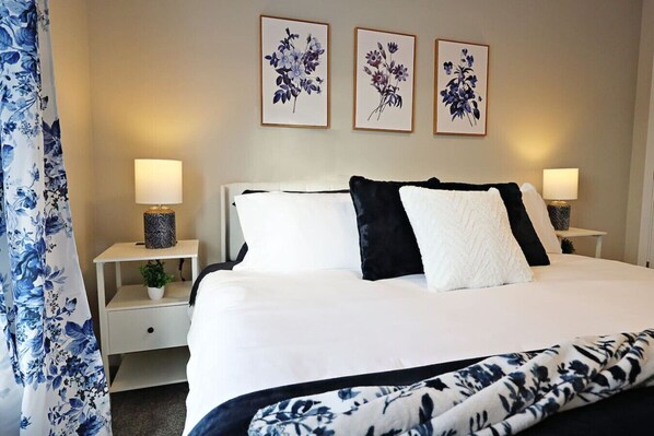 5 habitaciones, escritorio y tabla de planchar con plancha 