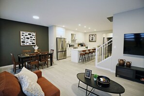 Smart TV, books - Edgemont Retreat | AC | WEM | River Cree | Disney+ (Edmonton)