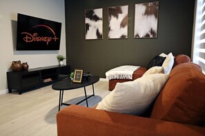 Smart TV, books - Edgemont Retreat | AC | WEM | River Cree | Disney+ (Edmonton)