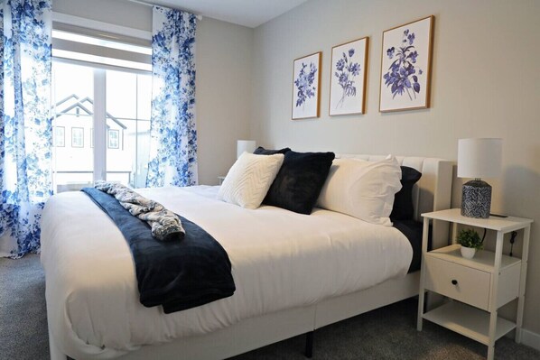 7 chambres, bureau, fer et planche à repasser, lit de bébé portatif