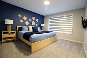 7 quartos, escrivaninha, ferros/tábuas de passar roupa, berço de viagem