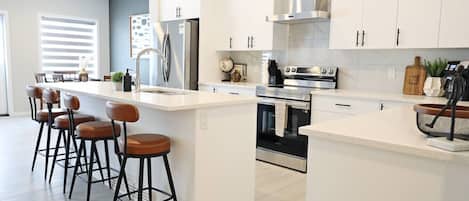 Réfrigérateur, four à micro-ondes, un four, surface de cuisson
