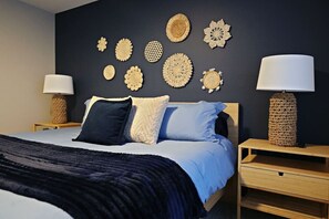 7 slaapkamers, een bureau, een strijkplank/strijkijzer, reisbedje