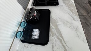 Eine kleine Küche mit integriertem Herd, einer Kaffeemaschine und einem Spülbecken.