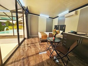 1 Schlafzimmer, Zimmersafe, Schreibtisch, Bügeleisen/Bügelbrett