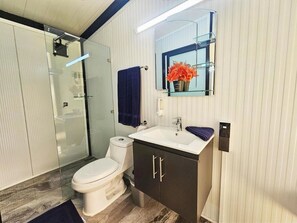 Miljøvennlige toalettsaker, hårføner, håndklær og såpe