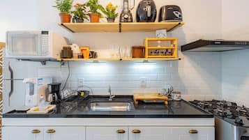 Kaffetrakter/tekoker, mikrobølgeovn, ovn og kokeplater