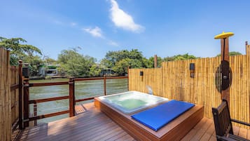 Outdoor spa tub